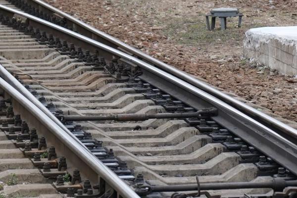 
Девушка в наушниках и капюшоне попала под маневровый локомотив в Краснодаре и выжила                    