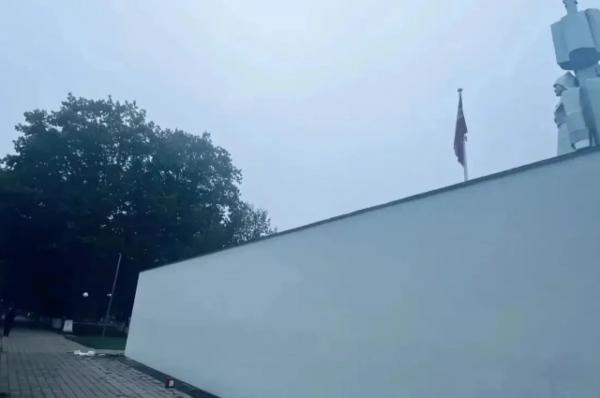 
Полиция ищет детей, разрисовавших стену мемориала в Старокорсунской    