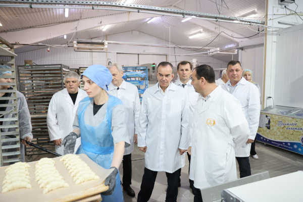 Вениамин Кондратьев посетил завод по выпуску металлоконструкций в Курганинском районе Вениамин Кондратьев посетил завод по выпуску металлоконструкций в Курганинском районе