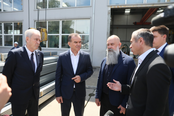 Вениамин Кондратьев посетил завод по выпуску металлоконструкций в Курганинском районе Вениамин Кондратьев посетил завод по выпуску металлоконструкций в Курганинском районе