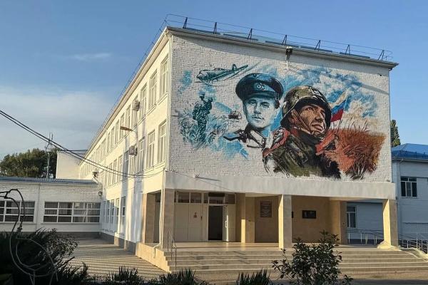 Героя фильма «В бой идут одни старики» рисуют на стене школы в Тимашевске
Героя фильма «В бой идут одни старики» рисуют на стене школы в Тимашевске
