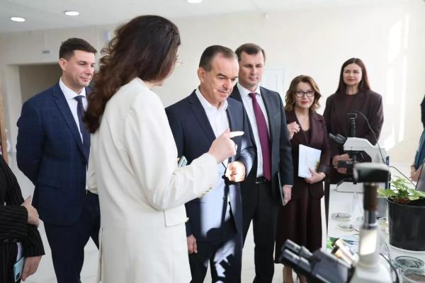 
Губернатор Кубани Вениамин Кондратьев посетил Федеральный научный центр биологической защиты растений                    