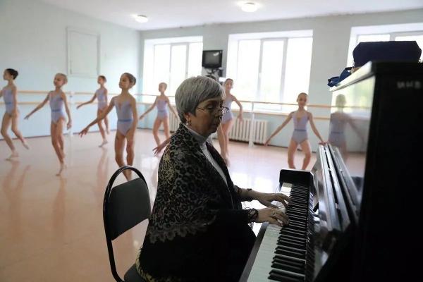 Губернатор Кубани Вениамин Кондратьев посетил Краснодарское хореографическое училище
Губернатор Кубани Вениамин Кондратьев посетил Краснодарское хореографическое училище