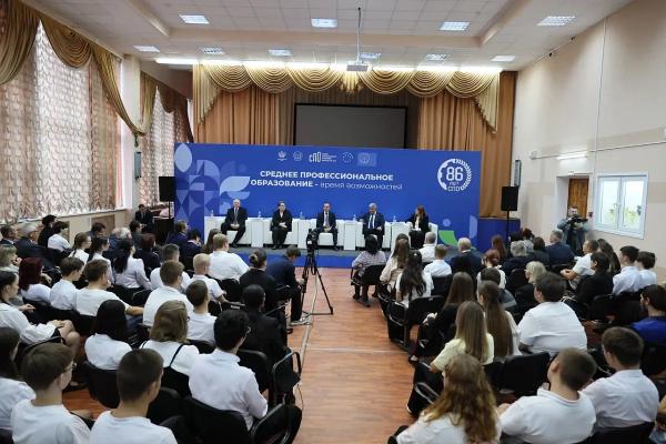 Губернатор Кубани Вениамин Кондратьев встретился со студентами Армавирского индустриально-строительного техникума
Губернатор Кубани Вениамин Кондратьев встретился со студентами Армавирского индустриально-строительного техникума