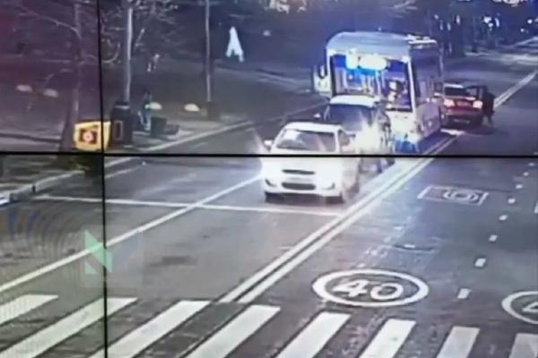 
Mercedes врезался в автобус и загорелся в центре Краснодара                    