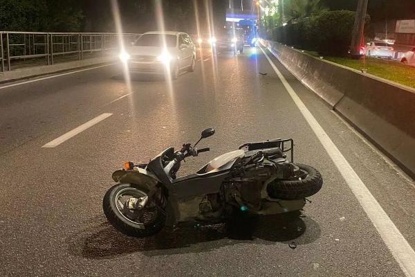 
Мопедисту оторвало руку в ДТП с Mercedes в Сочи. Водитель иномарки скрылся                     