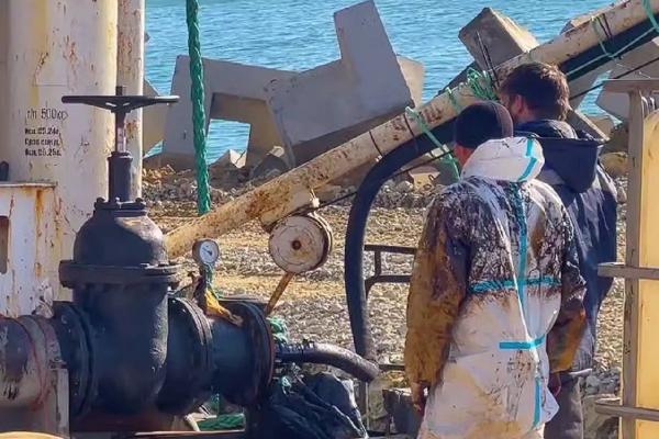 
Продолжается финальная очистка танков &laquo;Волгонефти-239&raquo; от остатков мазута                    