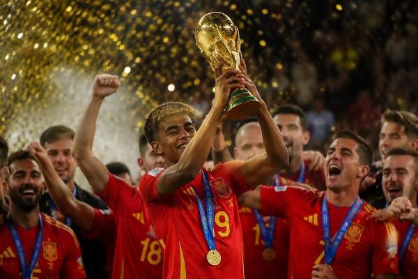 Сборная Испании выиграла чемпионат мира спустя 16 лет
Сборная Испании выиграла чемпионат мира спустя 16 лет
