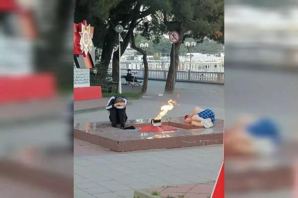 Спавшие у Вечного огня в Геленджике туристы арестованы на 7 суток
Спавшие у Вечного огня в Геленджике туристы арестованы на 7 суток
