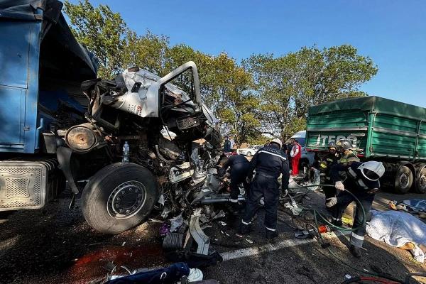 
Уголовное дело возбуждено после смертельного ДТП с тремя КамАЗами и легковушкой под Армавиром                    