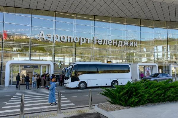 
В аэропорту Геленджика третий раз за день ввели ограничения                    