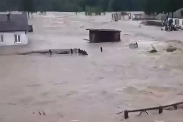 В Челябинской области прорвало дамбу. К эвакуации готовят пять поселков
В Челябинской области прорвало дамбу. К эвакуации готовят пять поселков