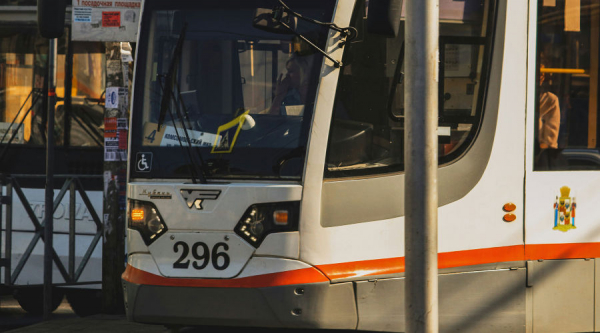 В Краснодаре на улице Коммунаров образовалась пробка из трамваев, а часть из них изменили маршрут