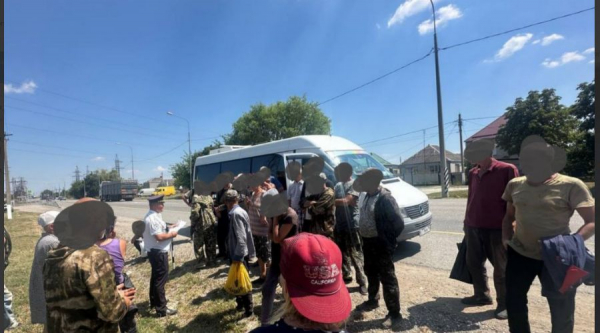 В Краснодарском крае водитель микроавтобуса перевозил пассажиров на табуретках. Ему грозит штраф В Краснодарском крае водитель микроавтобуса перевозил пассажиров на табуретках. Ему грозит штраф
