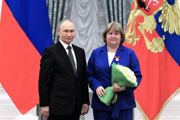 
Вениамин Кондратьев поздравил педагога из Курганинского района с присвоением госнаграды                    