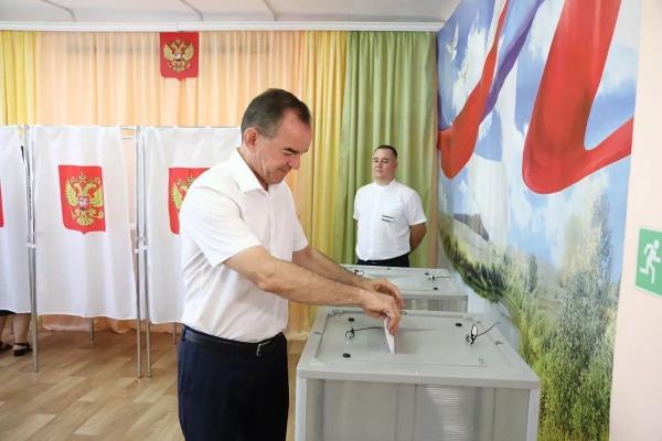
Вениамин Кондратьев принял участие в выборах                    