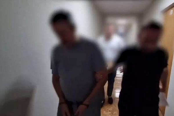 
Житель Новороссийска поссорился со своими соседями и выстрелил в них из охотничьего ружья                    